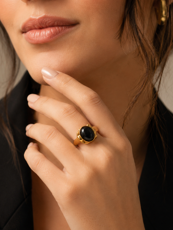 Anel Orion Obsidiana Negra Banhado em Ouro 18K
